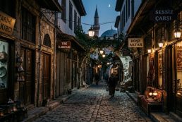 İzmir Tire’nin Sessiz Çarşısı Yankılanan Fısıltılar